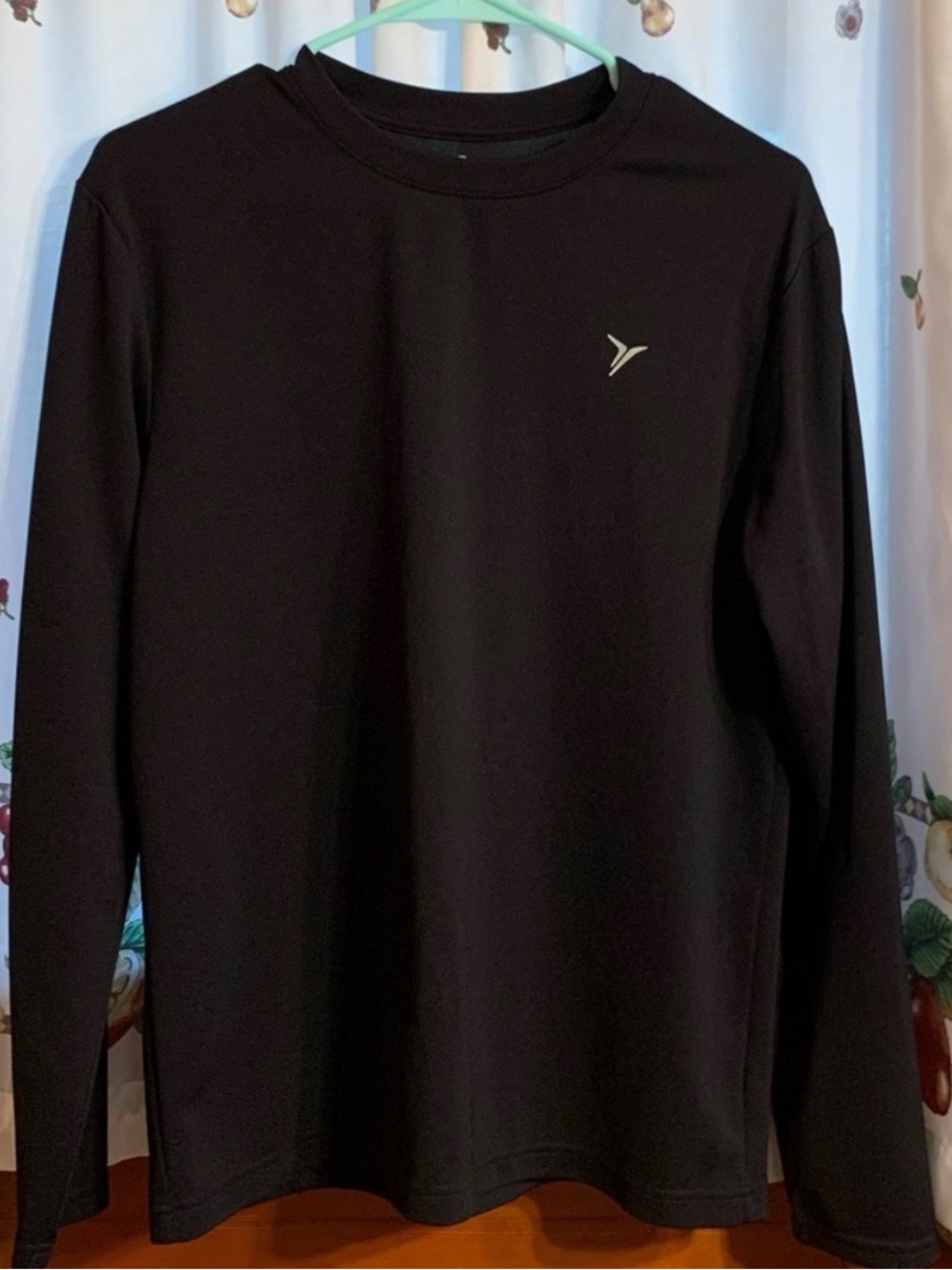 Old Navy Black Long-Sleeve Athletic Crew Shirt